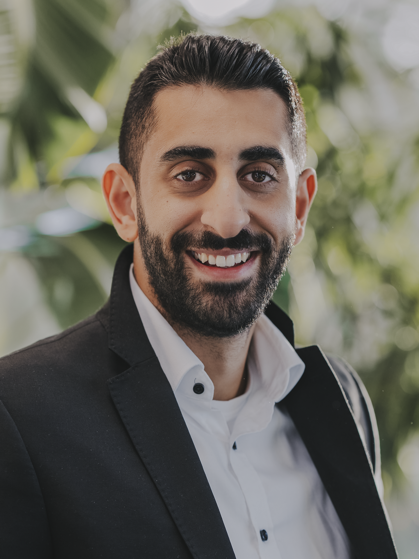 Business Advice-Mitarbeiter Omid lächelt in die Kamera